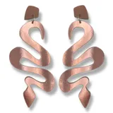 Par de aros colgantes con forma de serpiente, color rojo metalizado.