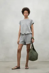 Shorts grises con cintura elástica ajustable y bolsillos laterales.