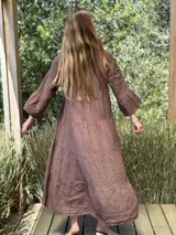 Vestido largo color verde oliva, de lino, con corte amplio, cuello mao, escote en V y mangas largas acampanadas.