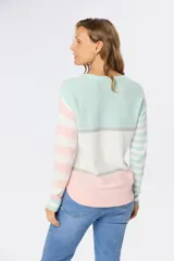 Buzo de tejido fino con rayas horizontales en tonos rosa, blanco y celeste, confeccionado en algodón.