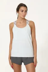 Musculosa deportiva dry color verde agua, con espalda de elásticos cruzados.
