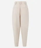 Pantalón de vestir de tiro alto, color beige claro, de corte recto y largo al tobillo. Presenta pinzas marcadas en el frente y bolsillos tipo parche en la parte superior.