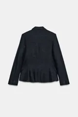 Blazer de cuello solapa y manga larga, con cierre frontal de un botón y bolsillos laterales con solapa. Confeccionado en tejido con mezcla de lino.