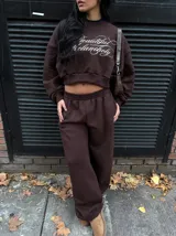 Pantalón de jogging color bordó, de corte recto y holgado, con cintura elástica y bolsillos laterales.