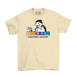 Remera de algodón color beige con estampa frontal que presenta una tortuga con gorro usando un aerosol, acompañada por el logo de la marca y la frase 'MORE STORIES LESS STATUS'.