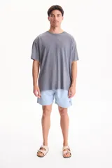 Remera oversize de manga corta y cuello redondo, confeccionada en algodón con acabado lavado estilo vintage.