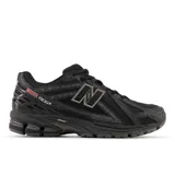 Championes New Balance modelo 1906, color negro, con detalles plateados y rojos.