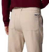 Pantalón tipo chino de corte recto, confeccionado en tejido técnico con tecnología Omni-Shield que repele la humedad y las manchas. Presenta bolsillos laterales, bolsillos traseros y presillas para cinturón.