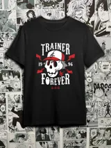 Remera negra con estampado de calavera con gorra y texto "Trainer 4ever 1996".