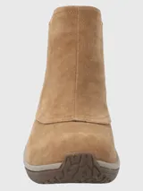 Botin tipo Chelsea de gamuza color tostado, con paneles laterales elásticos y detalle de cinta tejida en el talón. Cuenta con suela de goma con tecnología Spinal Flex diseñada para mejorar la postura.