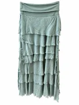 Pollera larga verde agua de diseño escalonado con múltiples volados con bordes sin terminar y cintura elastizada fruncida.