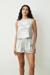 Short de tiro medio con cintura elástica, confeccionado en tela satinada con acabado metalizado.