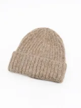 Gorro tipo beanie tejido en punto acanalado con vuelta en el borde.