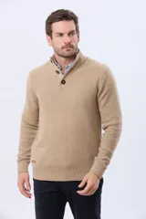 Buzo tejido texturado color verde oscuro, con cuello alto y cierre parcial de tres botones. Tiene mangas largas y un pequeño detalle de etiqueta marrón en el dobladillo inferior.