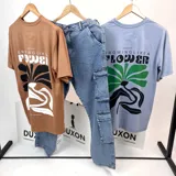 Pantalón jean celeste de corte recto, con bolsillos laterales tipo cargo.