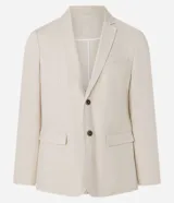 Saco de traje de lino y viscosa color beige, con solapa de muesca, cierre frontal de dos botones, bolsillos con solapa y medio forro interior.