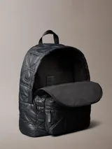 Mochila Calvin Klein de nailon color negro, con diseño acolchado y patrón de monograma integrado, compartimento principal con cremallera doble y bolsillo frontal con cierre.
