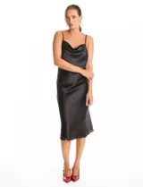 Vestido midi de satén color azul marino, con escote drapeado y breteles finos regulables. Presenta una silueta fluida con caída suave.