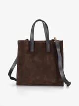 Cartera estructurada de formato cuadrado, confeccionada en gamuza color marrón tostado. Presenta doble asa de mano en cuero negro y correa larga regulable y desmontable en el mismo material. Incluye herrajes metálicos en tono bronce.