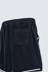 Bermuda de algodón rizo (tipo toalla) color azul marino, de corte regular fit. Presenta cintura elástica con cordón interno ajustable, bolsillos frontales y un bolsillo trasero de plastrón. Los bordes tienen un ribete blanco a contraste.