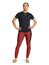 Pantalón deportivo Under Armour de corte ajustado, diseñado para fútbol. Presenta un diseño bicolor en rojo y negro con cintura elástica y cordón de ajuste interno. Incluye tecnología de secado rápido y tejido elástico en cuatro direcciones para mayor movilidad.