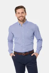 Camisa sport a cuadros de manga larga, en tonos celestes y blancos, con cuello abotonado, bolsillo en el pecho y logo bordado.