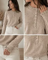 Sweater de punto negro en doble hilado Bremer, con cuello redondo y cierre frontal parcial de botones blancos con ribetes ondulados, mangas largas con puños elastizados y volados sutiles en el cuello y los puños.