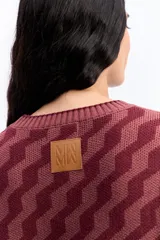 Buzo de punto con diseño geométrico en zigzag, de cuello redondo y manga larga. Presenta un calce holgado y cómodo con puños y ruedo acanalados.