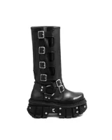 Bota de caña media de cuero negro con plataforma track y múltiples hebillas metálicas.