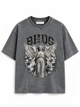 Remera gris con efecto acid wash, corte boxy de manga corta y cuello redondo. Presenta un gran estampado frontal de estilo gótico vintage con la inscripción "BHDC" y la figura de un ángel con alas.