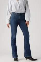 Jeans de corte bootcut con tiro alto, confeccionados en denim de lavado oscuro. Presentan un diseño clásico de cinco bolsillos, cierre de cremallera y botón metálico.