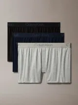 Pack de tres boxers sueltos Calvin Klein Ultra Soft Modal, confeccionados en micro modal y elastano. Incluye una unidad en color negro, una en azul marino y una en gris melange, todas con cinturilla elástica distintiva de la marca, talle medio y cierre de botones.