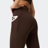 Calza deportiva Fabletics modelo PureLuxe Oasis, de color negro, corte ajustado y tiro alto con bolsillos laterales.