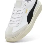 Championes Puma Lajla T-toe para mujer, color blanco con detalles en negro.