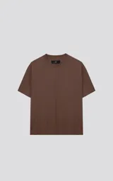 Remera de corte boxy color marrón, con silueta amplia y recta, manga corta y cuello redondo.