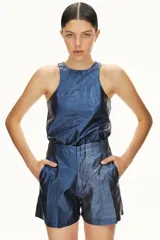 Musculosa azul metalizada de lino, con cuello redondo y sisas amplias.