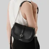 Cartera tipo saddle bag Guess modelo Carrie, color negro, con solapa frontal, logo metálico dorado y correa combinada de cuero sintético y cadena dorada.