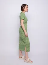 Vestido midi verde con textura jaspeada, escote en V con detalle fruncido y mangas cortas.