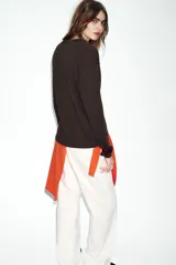 Camiseta de manga larga con cuello redondo, confeccionada en tejido de algodón con textura rústica y corte regular.
