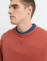 Sweater básico de cuello redondo y manga larga, confeccionado en tejido circular con puños y cuello en tejido canalé.