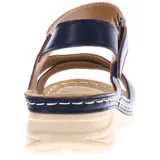 Sandalias de mujer con tiras de cuero sintético negro, una de ellas con textura grabada, cierre con velcro en el tobillo y suela de plataforma baja en color beige con costuras decorativas.