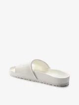 Sandalias Birkenstock Barbados EVA color blanco, de una sola tira con hebilla ajustable y plantilla anatómica.