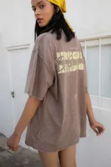 Remera marrón de corte oversize con estampa trasera con la palabra 'Uruguay' y logo delantero.