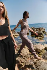 Top color marrón confeccionado en lino y rayón, con escote alto y tiras ajustables en los laterales.