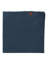 Bufanda clásica color azul, confeccionada con una mezcla de lana, poliéster reciclado y acrílico, con bordes de flecos cortos.