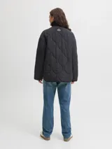 Campera acolchada de color gris oscuro, con diseño matelaseado de ondas, cuello alto en rib, cierre frontal con cremallera metálica y bolsillos frontales aplicados.