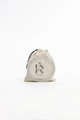 Cinto trenzado color marrón con detalles de cuero agamuzado y hebilla metálica plateada.