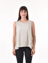 Musculosa deportiva de mujer color verde militar, con cuello redondo y diseño holgado.
