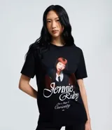 Remera negra de algodón con cuello redondo y mangas cortas. Presenta un estampado gráfico frontal con la imagen de la cantante Jennie y la inscripción 'Jennie Ruby' junto al texto 'Act 1, Stage 2 Curiosity'.
