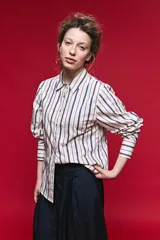 Camisa de algodón celeste con rayas verticales azul marino y marrón, cuello camisero clásico y cierre frontal de botones nacarados.
